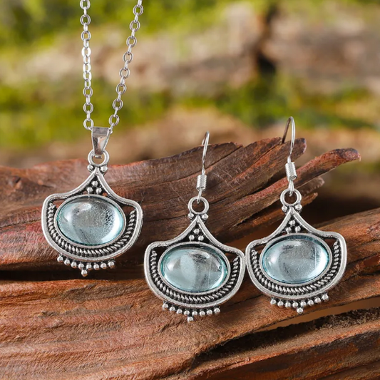 Antik anmutendes Schmuckset mit himmelblauen ovalen Steinen