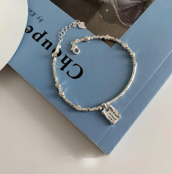 Glamouröses Armband mit geometrischen Elementen, Herz und Perlendetail