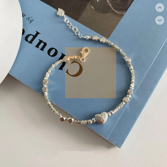 Glamouröses Armband mit geometrischen Elementen, Herz und Perlendetail