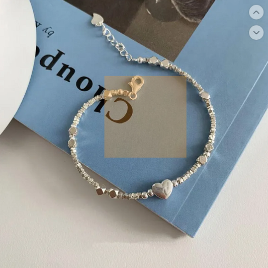 Glamouröses Armband mit geometrischen Elementen, Herz und Perlendetail