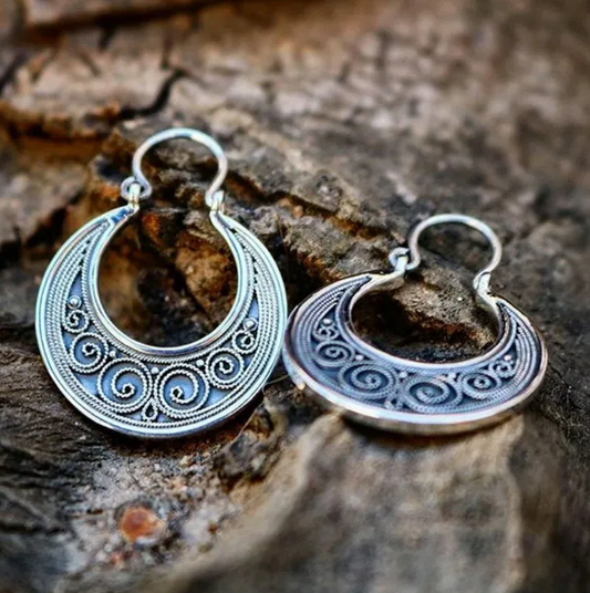 Antike ethnische Spiralohrringe mit kunstvollen keltischen Mustern