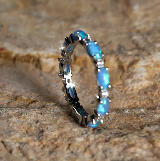 Ring mit Opal in Herzform