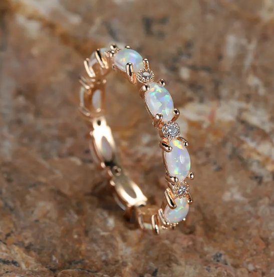 Ring mit Opal in Herzform