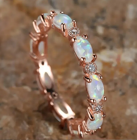 Ring mit Opal in Herzform