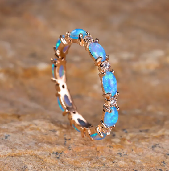 Ring mit Opal in Herzform