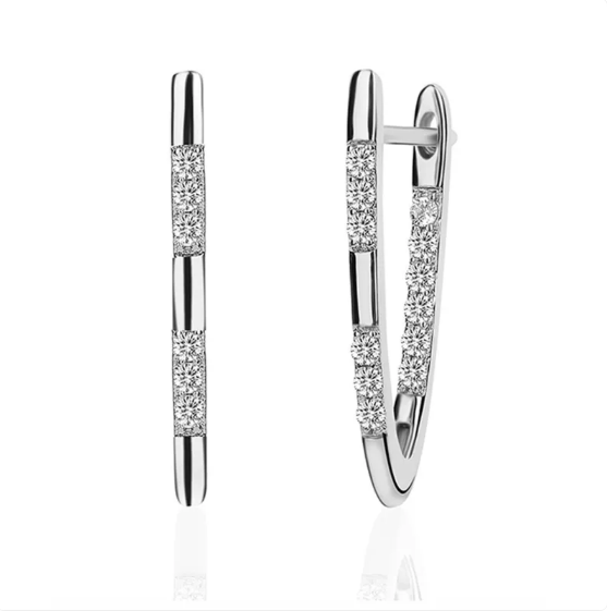 Elegante V-förmige Creolen-Ohrringe mit glitzernden Zirkonia-Steinen
