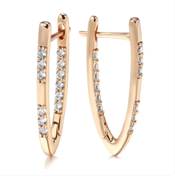 Elegante V-förmige Creolen-Ohrringe mit glitzernden Zirkonia-Steinen