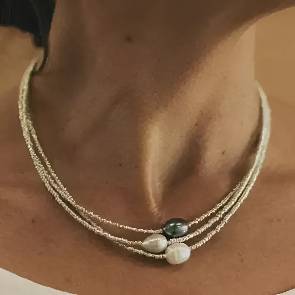 Elegante Kette mit drei Naturperlen in zarten Farben