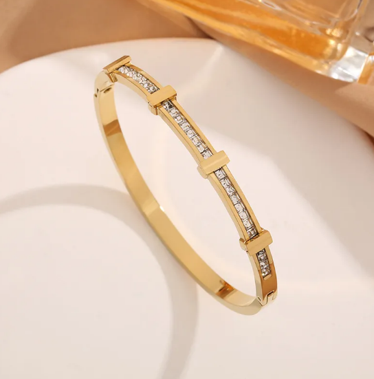 Edles Armband mit doppelreihigen Zirkonia-Kristallen und geometrischem Design