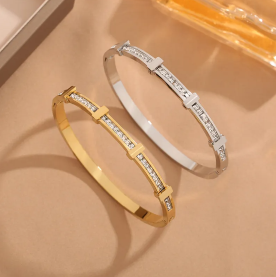Edles Armband mit doppelreihigen Zirkonia-Kristallen und geometrischem Design