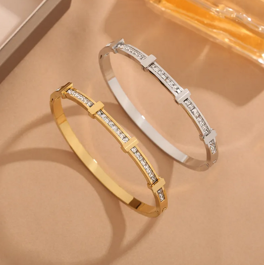 Edles Armband mit doppelreihigen Zirkonia-Kristallen und geometrischem Design