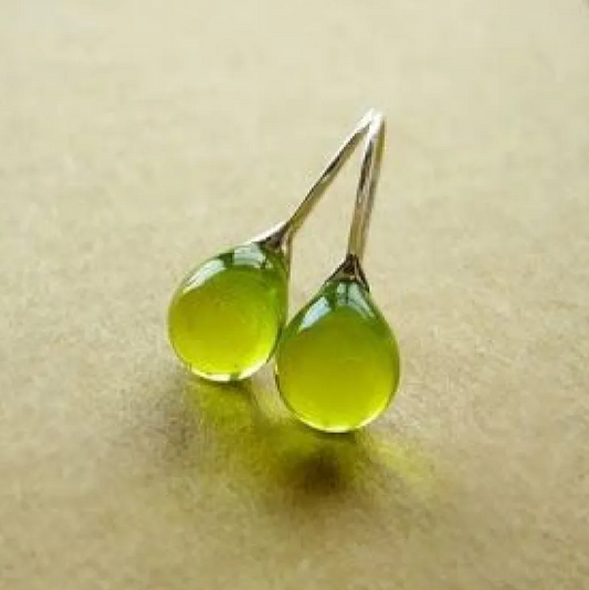 Elegante Ohrringe mit tropfenförmigen Cabochons in lebendigen Farben