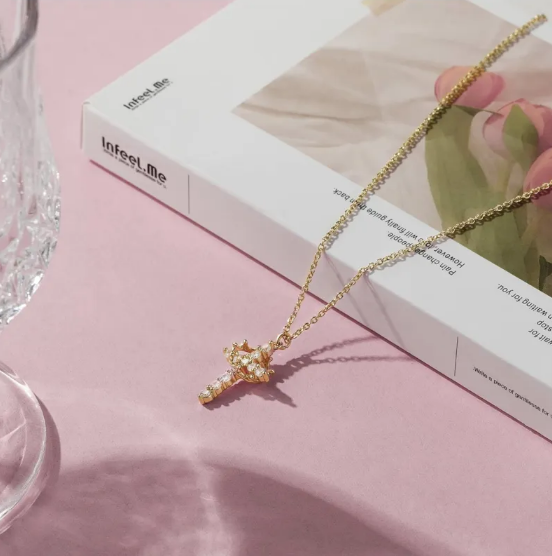 Funkelnde Kreuz-Halskette mit Zirkonia-Steinen für Damen