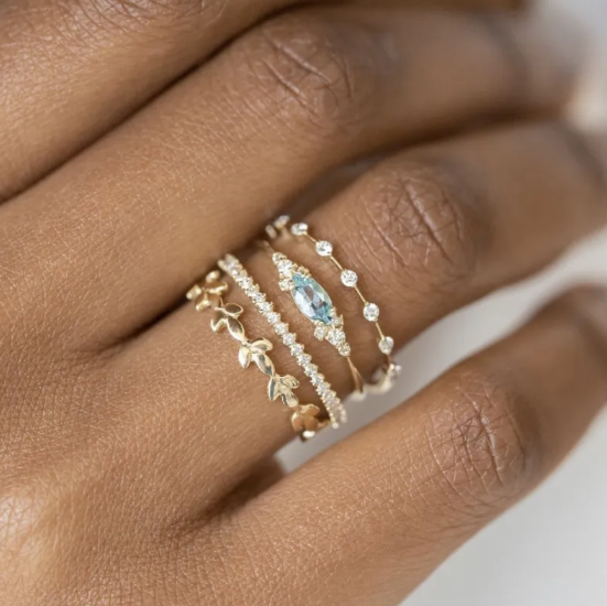 Quadratischer Ring mit vier Zirkonia-Steinen