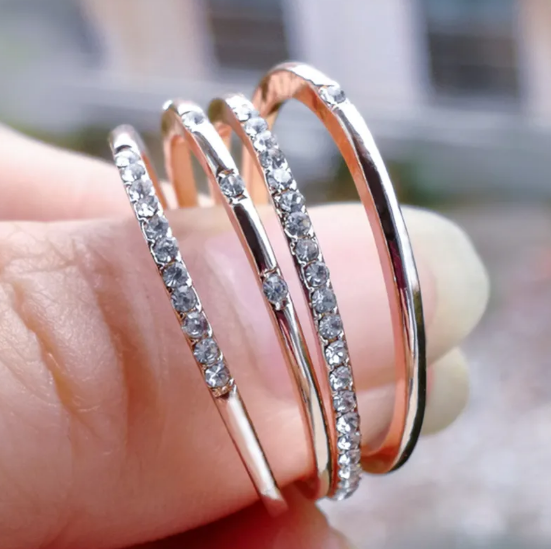Quadratischer Ring mit vier Zirkonia-Steinen