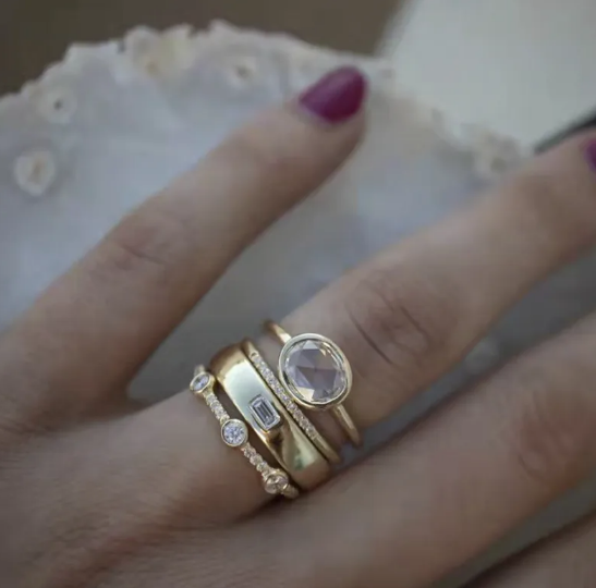 Quadratischer Ring mit vier Zirkonia-Steinen