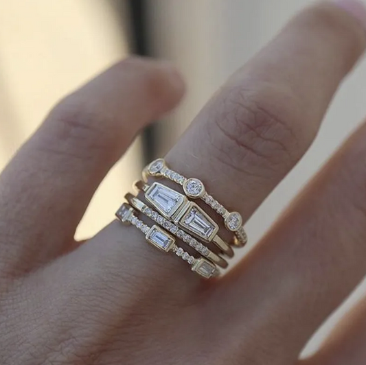 Quadratischer Ring mit vier Zirkonia-Steinen
