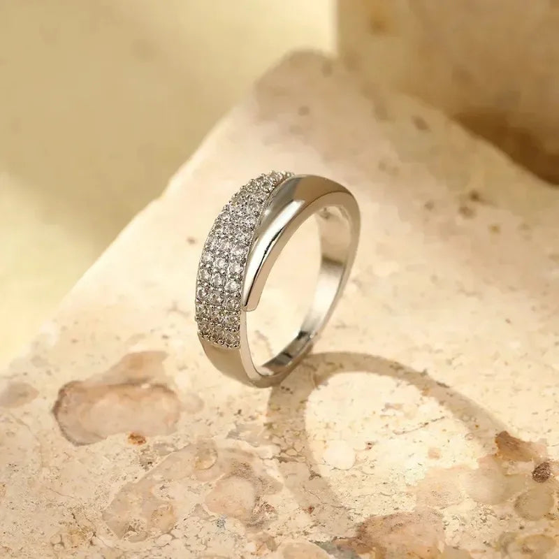 Ring mit Kristallsteinen