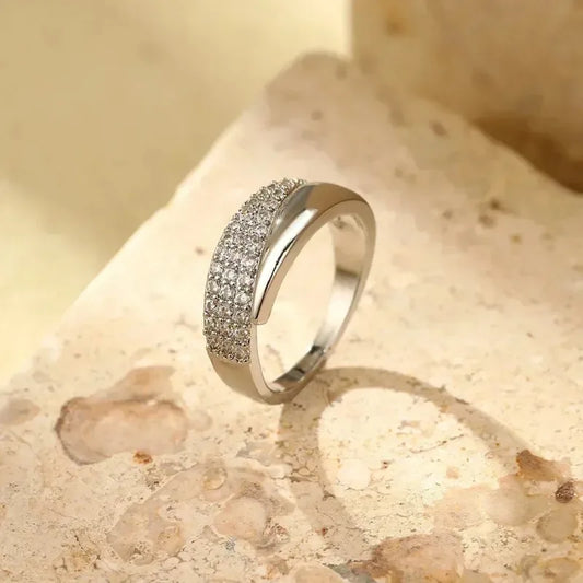 Ring mit Kristallsteinen