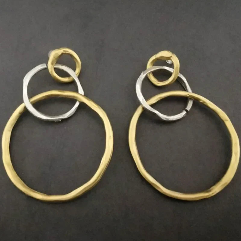 Elegante zweifarbige Ohrringe mit runden, gehämmerter Optik