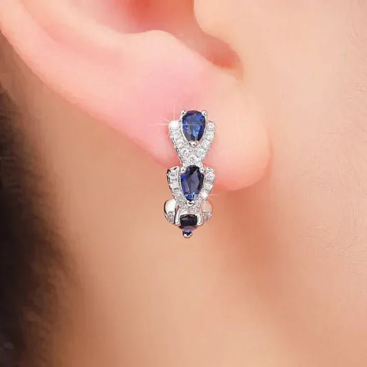 Elegante Ohrringe mit saphirblauen Tropfen und glitzernden Zirkonia