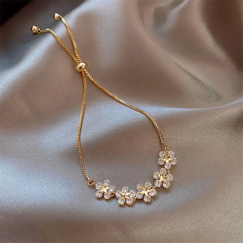 Elegantes Blumen-Armband mit verstellbarem Kettchen und funkelnden Kristallsteinen