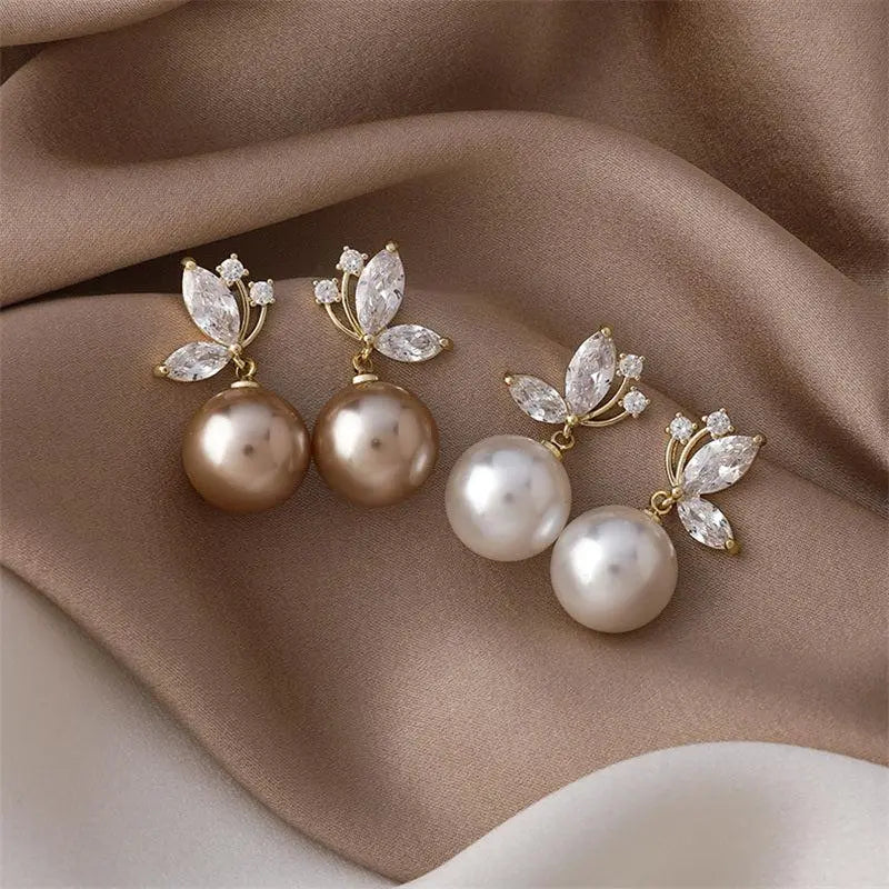 Elegante Blätter-Ohrringe mit glitzernden Kristallen und Perlen
