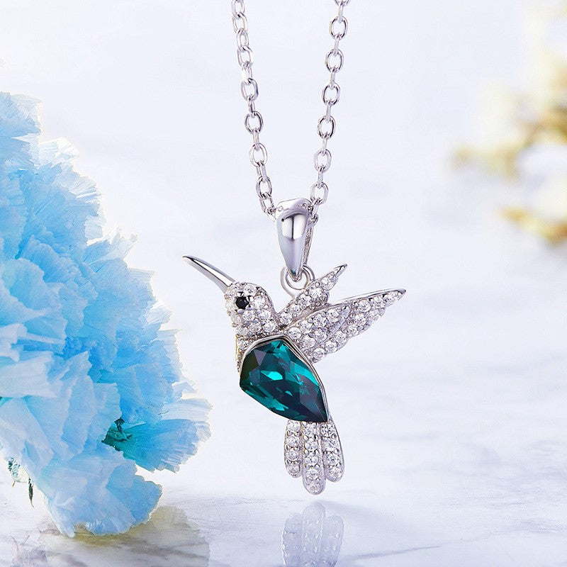 Funkelnde Kolibri-Halskette mit blauem Kristall und Zirkonia
