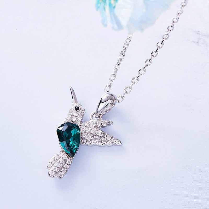 Funkelnde Kolibri-Halskette mit blauem Kristall und Zirkonia
