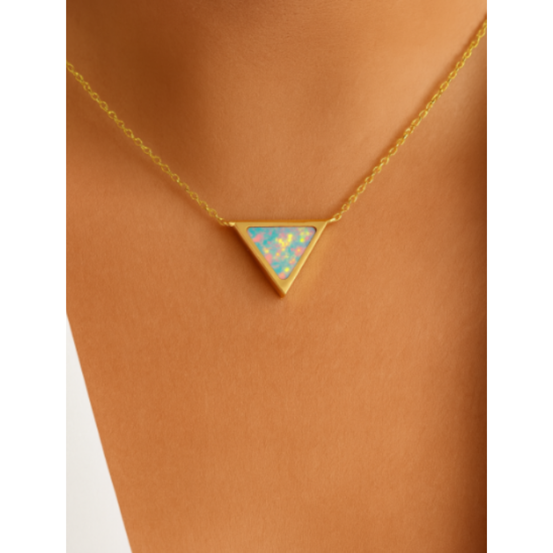 Zarte Opal-Dreieckskette mit schimmerndem Stein für minimalistischen Stil