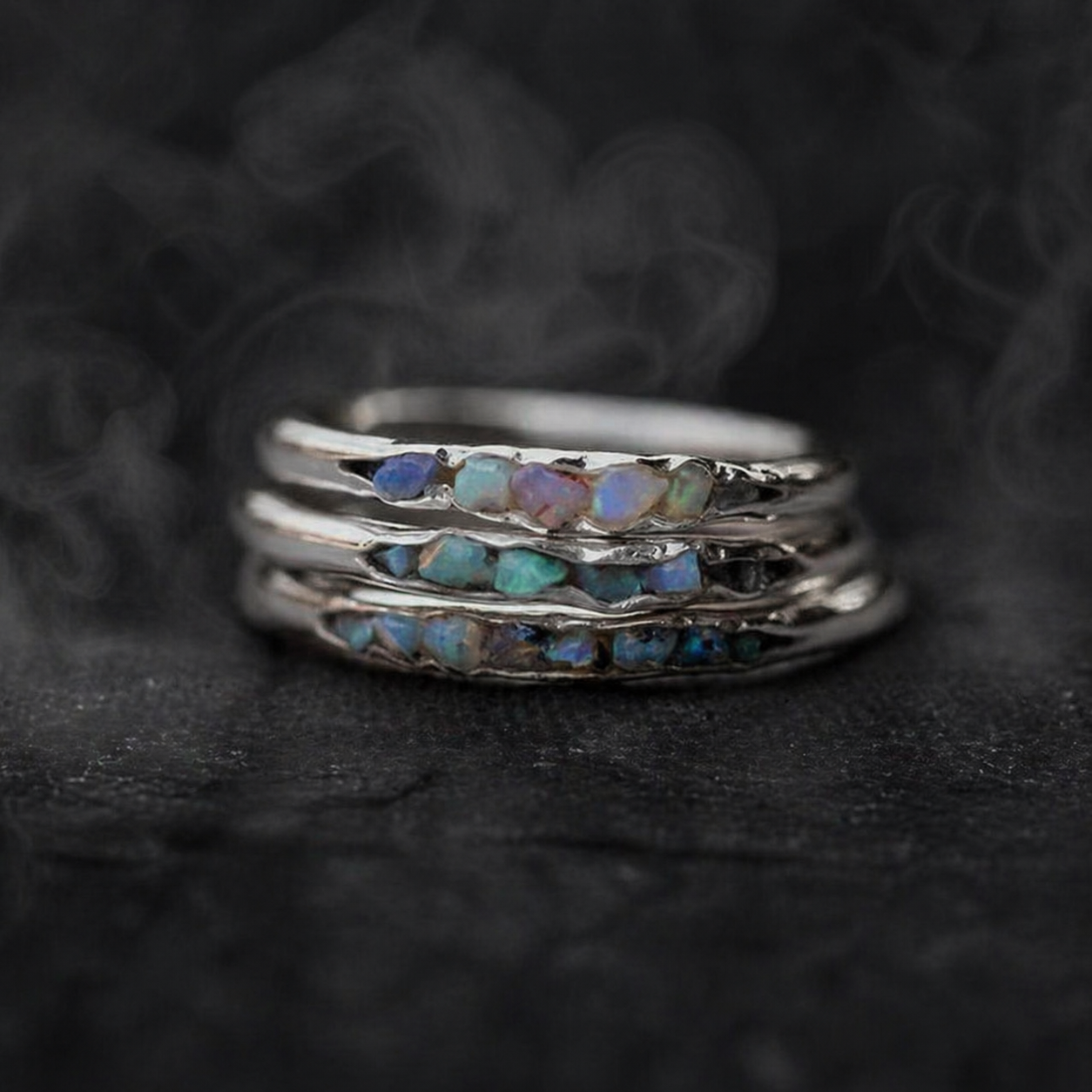 Vintage-Ring mit geschichteten blauen Steinen