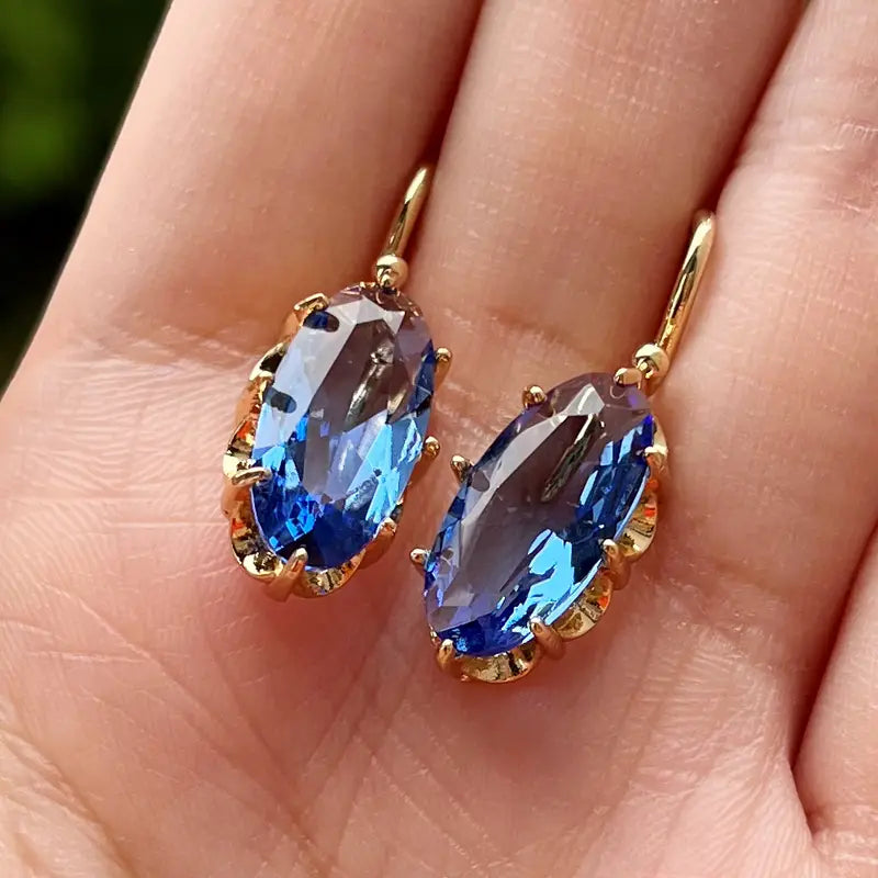Funkelnde tropfenförmige Ohrhänger mit saphirblauen facettierten Zirkonia