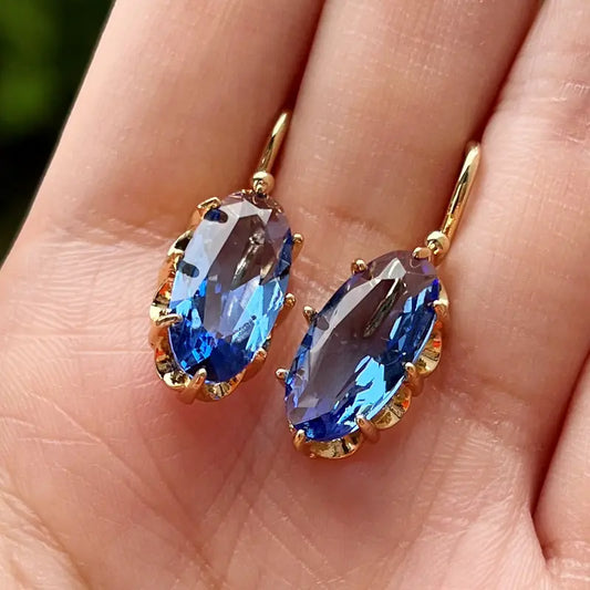 Funkelnde tropfenförmige Ohrhänger mit saphirblauen facettierten Zirkonia