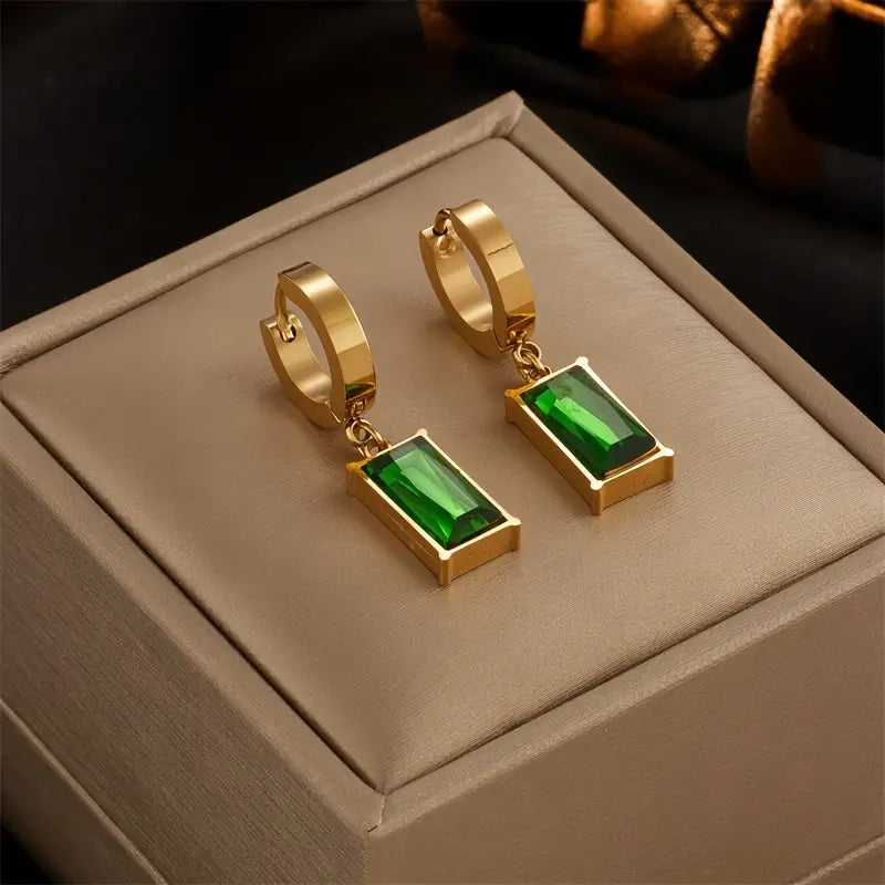 Elegantes Smaragdgrün-Schmuckset: Rechteckiger Anhänger und passende Ohrringe