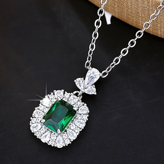 Eleganter Smaragd-Anhänger mit Zirkonia-Halo an filigraner Kette