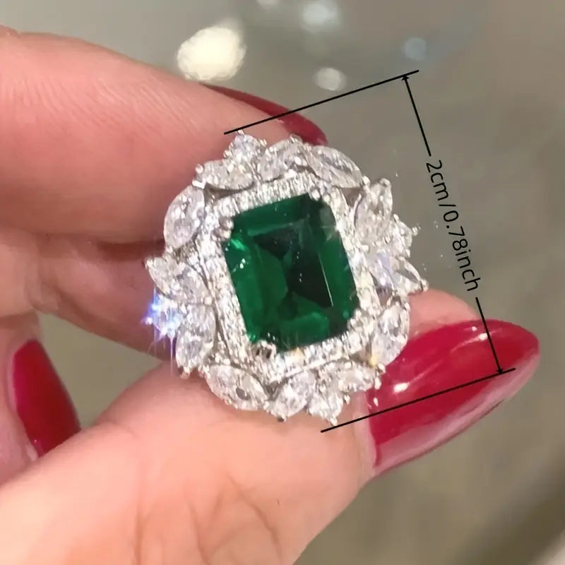 Luxuriöse Ohrstecker mit smaragdgrünem Zirkon und funkelnden Marquise-Steinen