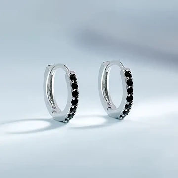 Funkelnde Klappcreolen mit farbigen Zirkoniasteinen - vielseitig und elegant