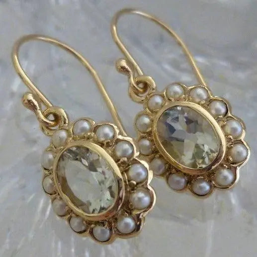 Elegante Perlenohrringe mit facettierten Kristallen und zarter Fassung