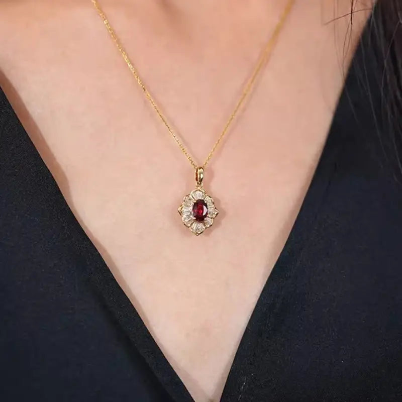 Vintage Halskette mit tiefrotem Edelstein und funkelnden Zirkonia
