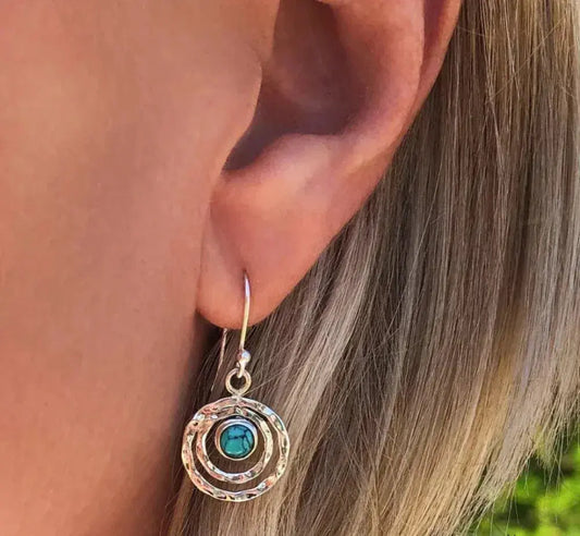 Boho Türkis Ohrringe mit konzentrischen Kreisen und gehämmerter Textur