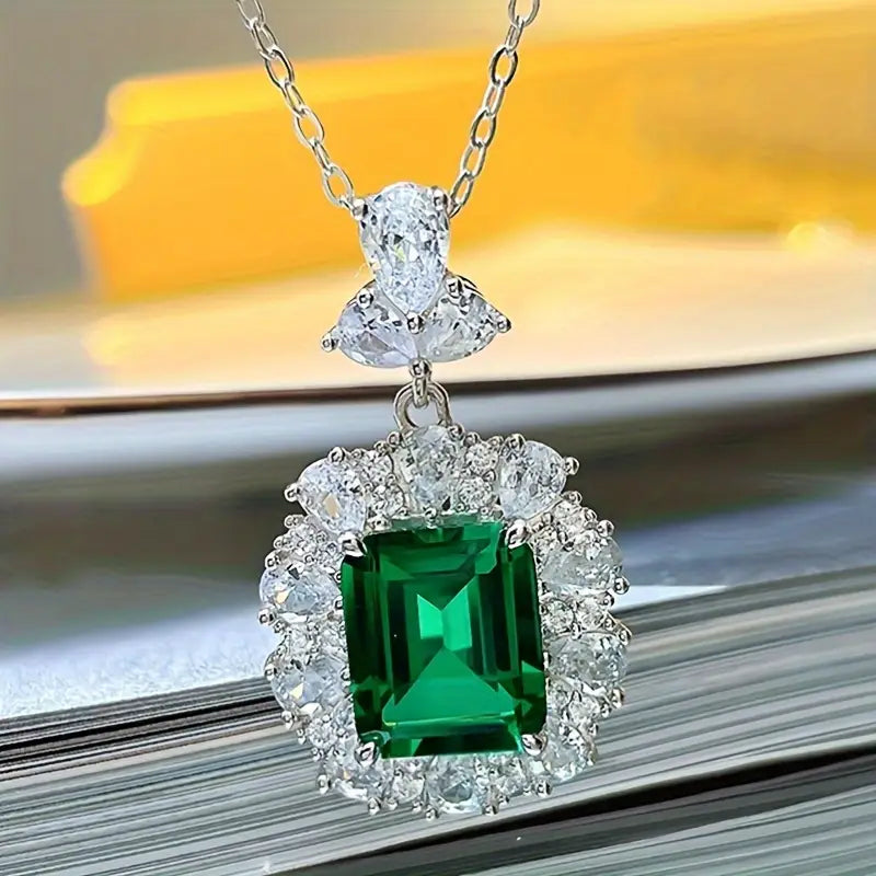 Eleganter Smaragd-Anhänger mit Zirkonia-Halo an filigraner Kette