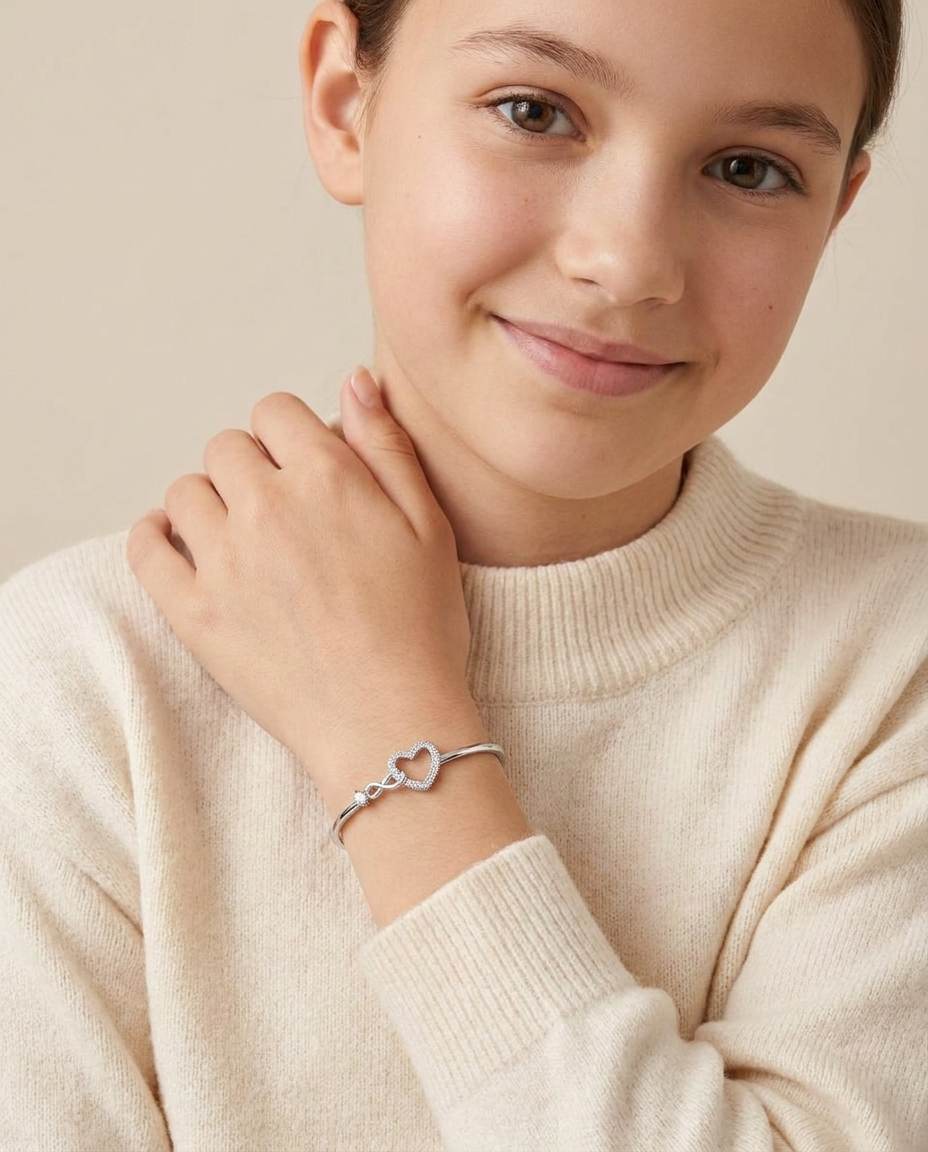 Carina Forever Connected Armband (Silber) - Lifestyle Portrait