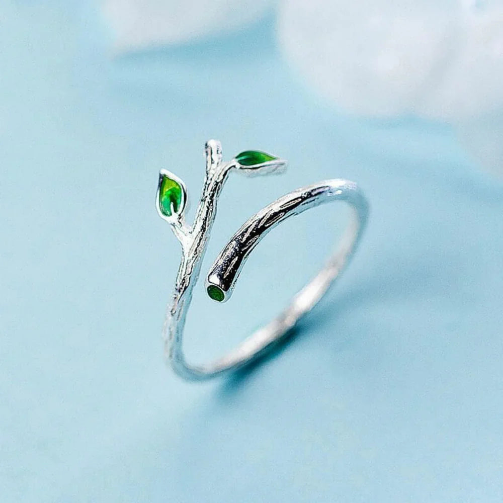 Silberfarbener Ring in Form eines Astes