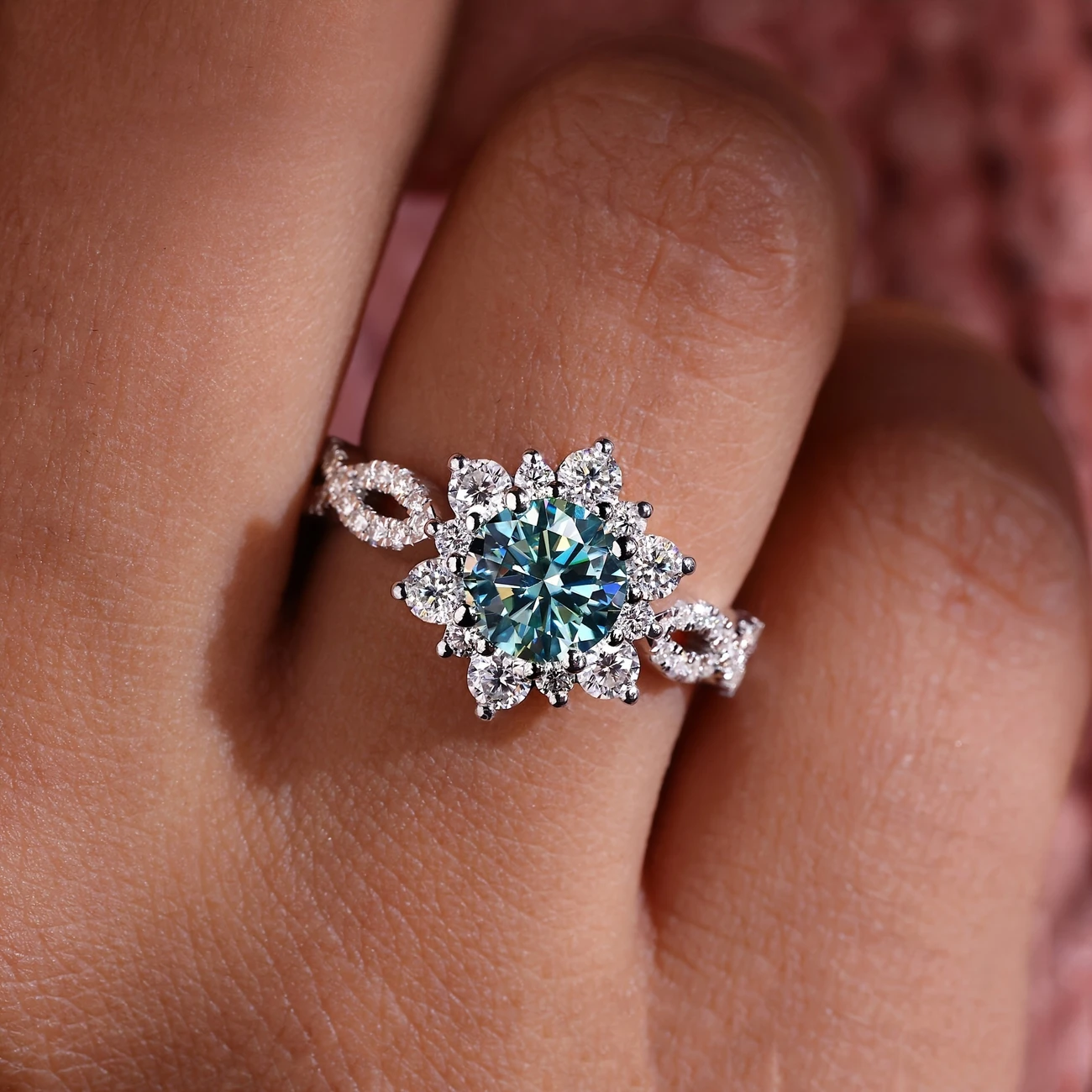 Blumenförmiger Ring mit türkisfarbenem Kristall