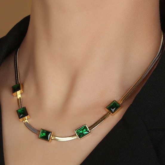 Elegante Schlangenkette mit rechteckigen grünen Zirkonia-Steinen