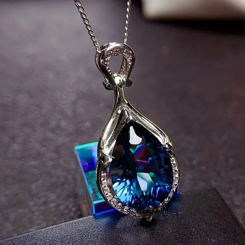Schillernder Tropfen-Anhänger mit faszinierendem blauen Mystic Topas