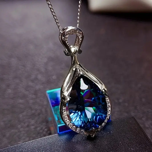 Schillernder Tropfen-Anhänger mit faszinierendem blauen Mystic Topas