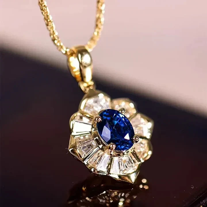 Eleganter Saphir-Anhänger mit Brillanten und zarter Kette