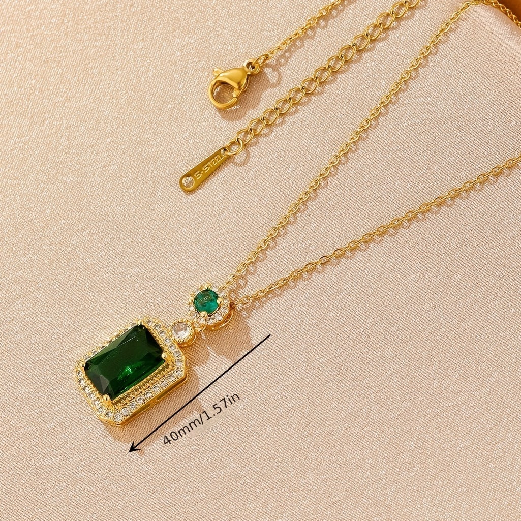 Elegante Smaragd-Halskette mit Zirkonia-Akzenten und filigraner Kette