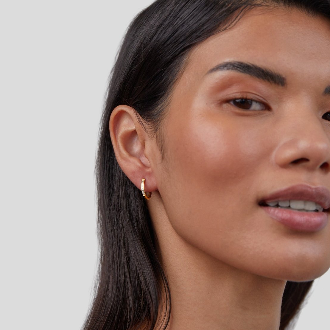 Glamouröse Creolen mit funkelnden Zirkonia Steinen